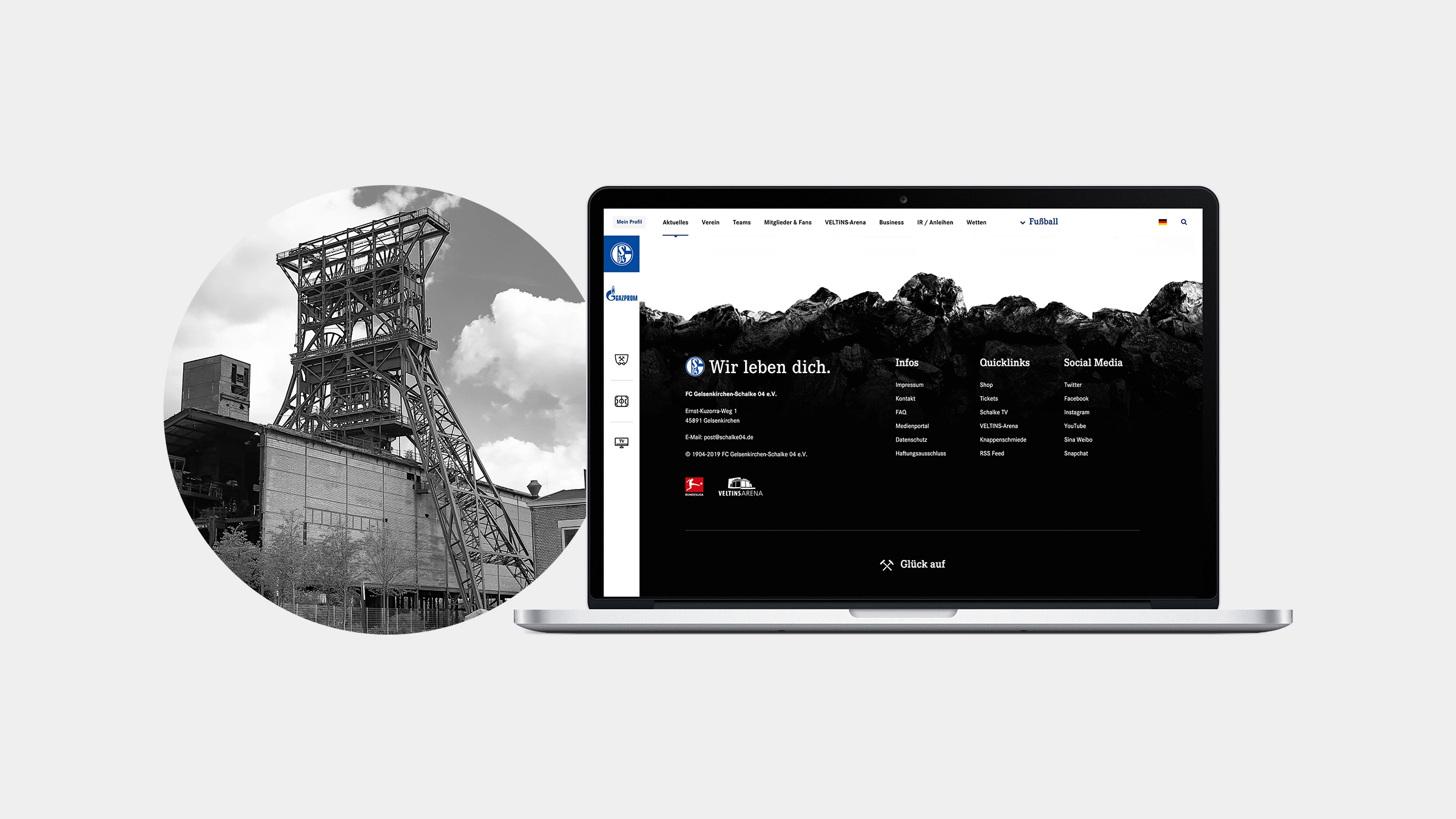 Es wird der Footer der Website gezeigt. Die obere Kante besteht aus einer Dekoration aus Kohle und vermittelt die Verbindung zum Ruhrgebiet und die jahrelange Bergbautradition.