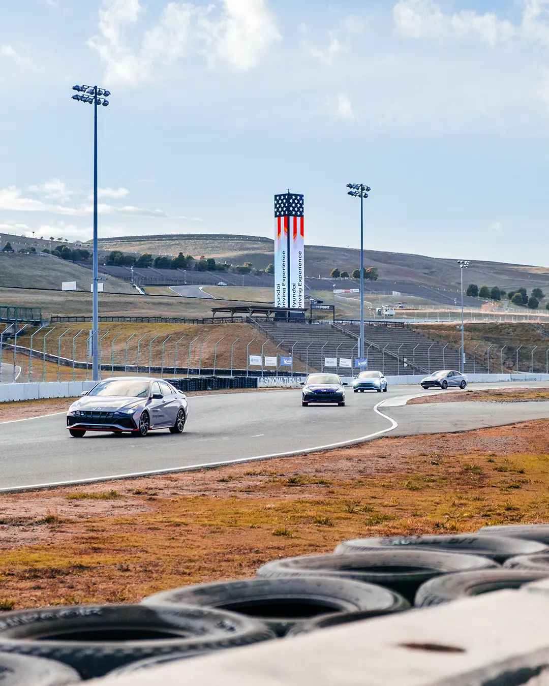 Ein letzter Blick auf die Rennstrecke zeigt 4 Hyundai Elantra N vor einer Hügelkette.